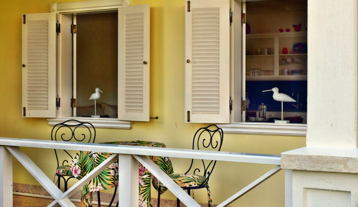 Entrance apt